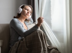 Słuchawki pod lupą naukowców. Niewidzialne zagrożenie tuż przy skórze