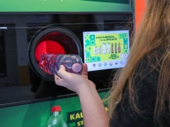 Zwrócił 611 butelek i puszek. Otrzymał voucher na taką kwotę, absolutny rekord w Auchan