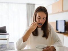 To naturalny środek na migrenę. Te małe owoce warto jeść regularnie