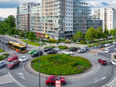 Kiedy należy używać prawego kierunkowskazu na rondzie? Wyjaśniamy