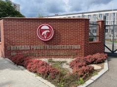 Chińskie samochody z zakazem wjazdu do baz wojskowych. Nowe przepisy obejmą także Kraków