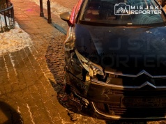 BMW zjeżdżało z mostu i spadło z 8 metrów. Wylądowało na zaparkowanym aucie