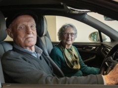 Razem mają 186 lat. Właśnie kupili pierwsze Porsche w życiu. Niektórzy chcieliby im odebrać prawa jazdy