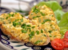 Ta pasta jajeczna była hitem PRL. Poznaj przepis na klasyczną wersję