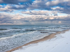 Wystarczyło 1,5 godz. na plaży nad Bałtykiem zimą. Znalazła mnóstwo skarbów