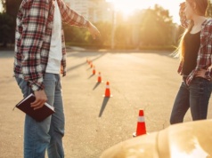 Koniec z ruszaniem na półsprzęgle. Przełomowy wyrok sądu w sprawie techniki jazdy