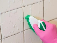 Kup w aptece za 5 zł i nanieś na fugi. Czarny brud zniknie sam