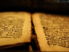 Wskazują autorstwo Biblii. Zwrócili uwagę na te szczegóły