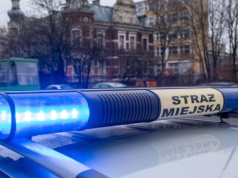 Skandal w Krakowie. Radiowóz staranował zaparkowane auto. Za kierownicą...