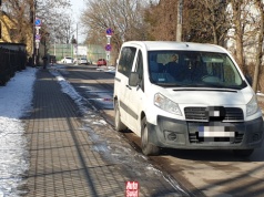 Parkowanie "tylko na chwilę". Grozi za to mandat, czy nie? Wyjaśniamy