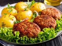 Wciskam w mięsną masę, smażę jak zwykłe kotlety mielone. Są kremowe i soczyste w środku