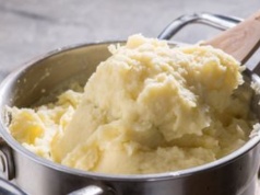 Wyrzucisz tłuczek i praskę, gdy poznasz ten przepis na puree. Nie musisz nawet obierać ziemniaków