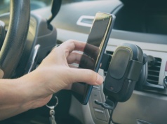 Smartfon w aucie. Legalny czy zakazany? Wszystko rozbija się o jeden szczegół