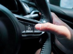 Aktywny i zwykły tempomat w aucie. Oto czym się różnią i jak bezpiecznie z nich korzystać