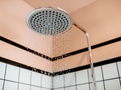 Woda pod prysznicem wolno spływa? Zamiast wzywać hydraulika, wsyp to do odpływu