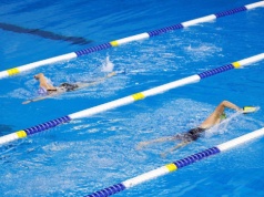 Chodzisz na basen? Dermatolodzy nie mają wątpliwości. Stosuj zasadę "złotych trzech minut"