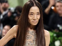 Opaska zamiast bluzki? Tak 76-latka zapozowała na ściance