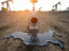 PIE: wydobycie ropy w Rosji spada, rosną upusty przy sprzedaży surowca