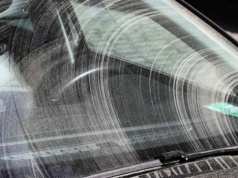 Ten prosty trik pomoże na smużące wycieraczki. Nie trzeba biec do sklepu