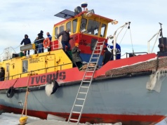 Czasem kręcą kółka, żeby rozbić dużą krę na rzece. Lodołamacze dotarły do Torunia