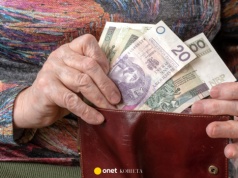 Emeryci dostaną pieniądze wcześniej. ZUS zmienia terminy wypłat świadczeń