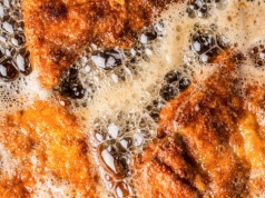 Smażysz kurczaka i widzisz pianę. Wiele osób od razu wyrzuca go do kosza. Czy słusznie?