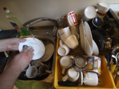 Robisz tak podczas mycia naczyń? Przez to nigdy nie będą czyste