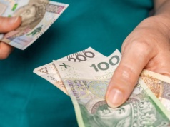 800 plus wcześniej na kontach. ZUS zmienia marcowe terminy wypłat