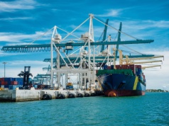 Z Azji do USA w 2026 r. towary w kontenerach płyną szerokim strumieniem. Nauki dla Unii Europejskiej