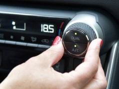 Zimą kierowcy wciskają ten przycisk, a mechanicy mówią jasno: do duży błąd