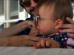 Dziecko dostało okulary i pierwszy raz widzi rodziców. Nic bardziej wzruszającego dziś nie zobaczycie