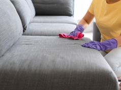 Wyczyść kanapę tym produktem z kuchni. Zadziała lepiej niż detergenty kosztujące krocie