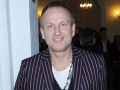 Jego wybranka jest młodsza o 28 lat. Poznali się w Kenii