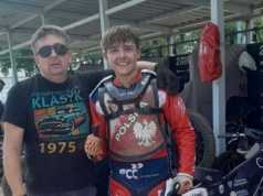 Żużel. Mama długo myślała czy zgodzić się na żużel. Z Krakowem chce walczyć o awans! (WYWIAD)