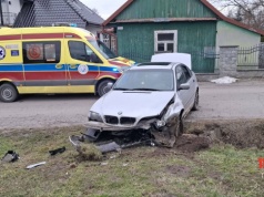 Biadoliny Radłowskie: samochód wypadł z jezdni. Jedna osoba jest poszkodowana