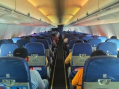 Stewardesa przyłożyła kubek do ucha. Szybko pożegnała uciążliwy problem. "Nikt mi nie powiedział"