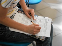 Jak dopisać kogoś do ubezpieczenia? ZUS żąda tego dokumentu. Bez niego rodzina nie widnieje w NFZ