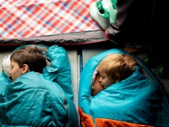 Przedszkolna drzemka na świeżym powietrzu podzieliła rodziców. W komentarzach burza