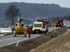 Paralotniarz spadł przy drodze krajowej nr 74. Trwa akcja ratunkowa