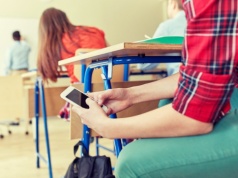 Szkoły w Krakowie ograniczają telefony. SP nr 34 wprowadziła całkowity zakaz