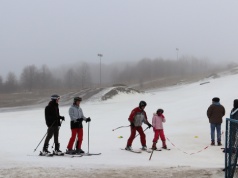 Zakończenie sezonu na stoku w bydgoskim Myślęcinku. Nie przeszkadza nawet deszcz