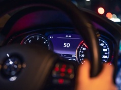 Ten system doprowadza kierowców do szału. Da się go wyłączyć? Unia wskazuje jasne zasady