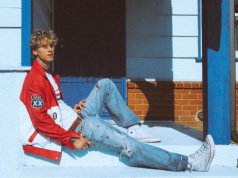 Machine Gun Kelly strzela z muzycznego karabinu