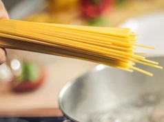 Większość osób gotuje makaron źle. Włoski trik oszczędza czas i prąd