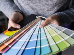 Ten kolor w salonie może realnie podnosić ciśnienie. Masz go na ścianie?