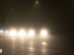 Trudne warunki na drogach. Mgła ogranicza widoczność