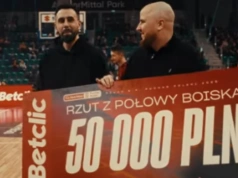 Rzut z połowy boiska wart 50 tysięcy złotych. Były koszykarz z Jaworzna wygrywa w konkursie na Arenie Sosnowiec
