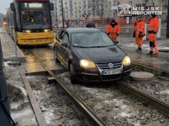 Kolejne auto utknęło na torowisku na Ochocie. Ruch tramwajów przywrócono po 40 minutach