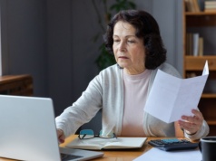 Konto po zmarłym małżonku. Jak wypłacić z niego pieniądze?