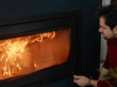 Mandat za palenie w kominku. Nowe zakazy weszły w życie